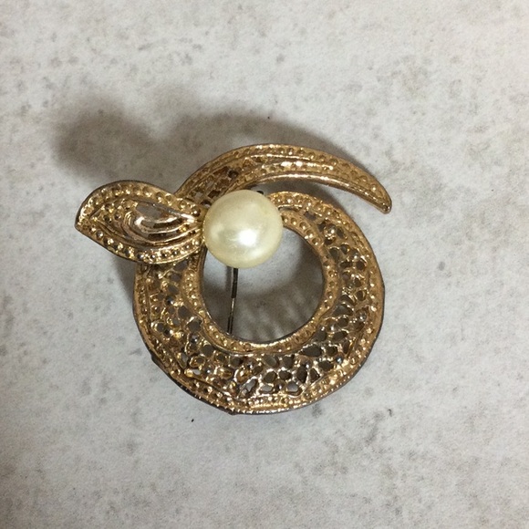 Vintage Gold filigree circle with Pearl brooch - Picture 2 of 7